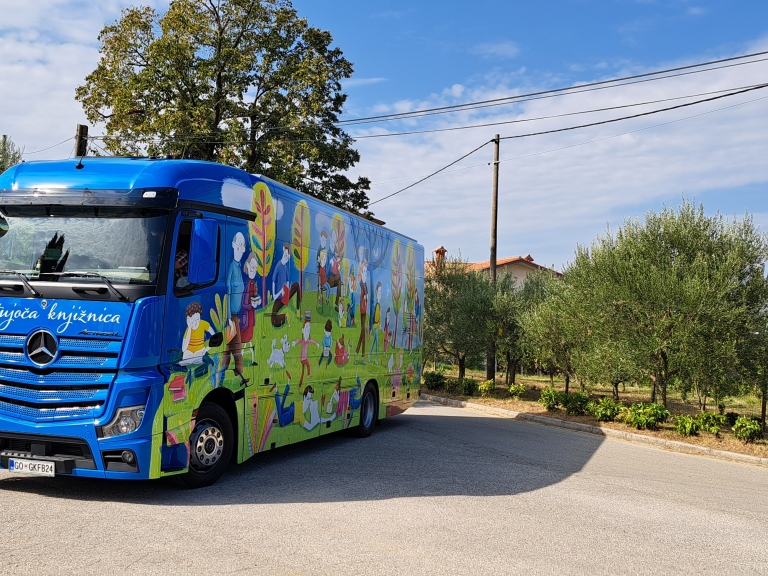 OBISK NOVEGA BIBLIOBUSA