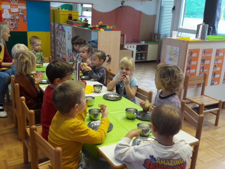 Tradicionalni slovenski zajtrk v rdeči igralnici