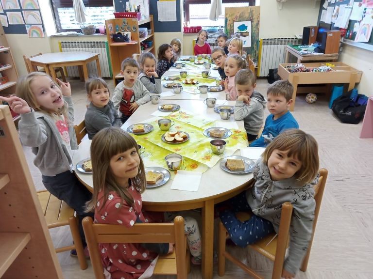 Tradicionalni slovenski zajtrk v skupini Mavrica