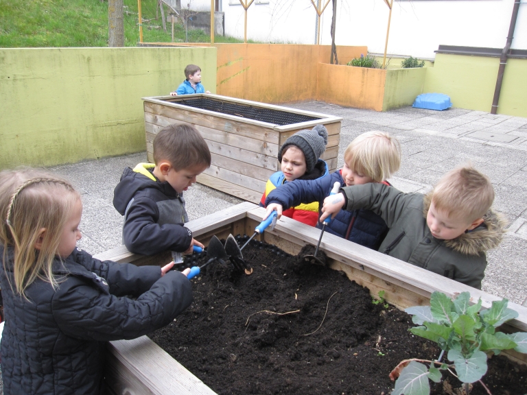 Zelenjavni vrt v rdeči igralnici